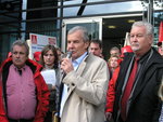Helmut (rechts) bei der Aktion vor der LBBW in Stuttgart - 2009