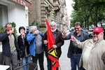 Wolfgang (mit Fahne) nach erfolgreicher Arbeitsgerichtsverhandlung Wolfgang (mit Fahne) nach erfolgreicher Arbeitsgerichtsverhandlung